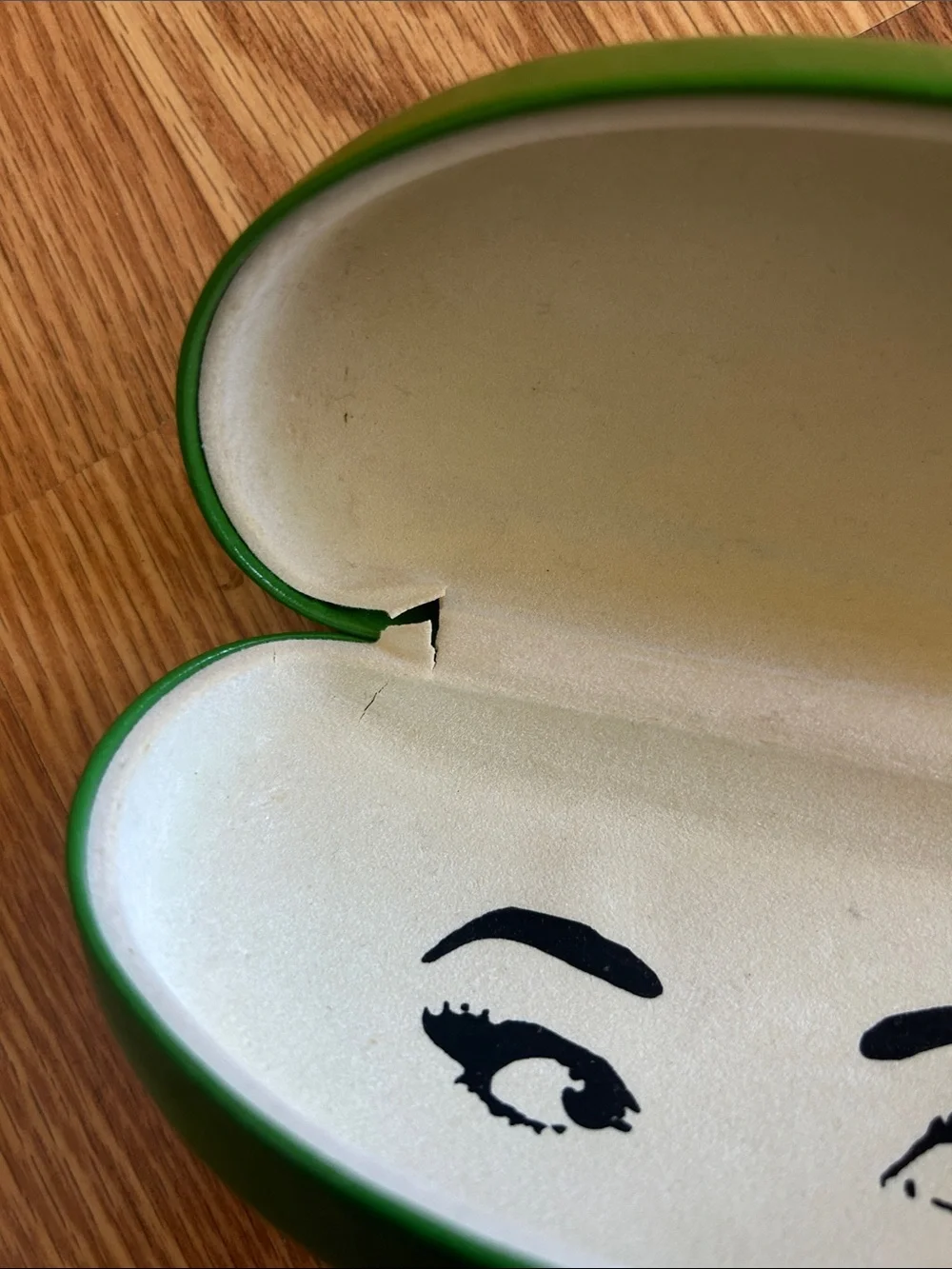 Vintage kate spade sunglasses case green needs a little glue